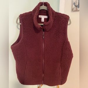 Amazon Essentials burgundy fuzzy fleece vest. Size XL